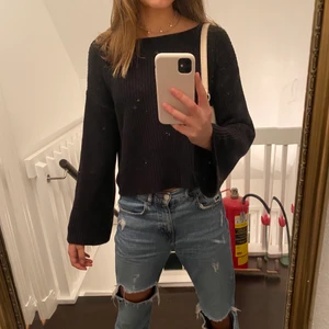 Stickad tröja  - Svart stickad tröja från nakd.💕 utsvängd på armarna!
