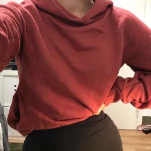 Röd hoddie  - Röd hoddie i storlek xs 