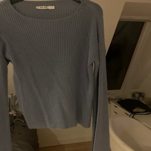 Stickad  - Ber om ursäkt för dåliga bilder, skriv om ni vill ha fler. Blå stickad tröj med lite vidare armar fr Nakd