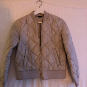 Beige dunjacka - Köparen betalar ev. frakt. Kan mötas upp i Stockholm C.