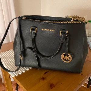 Väska från Michael Kors - Säljer min fina sparsamt använda väska från Michael Kors, kommer i sin medföljande dustbag. För 500:- frakt tillkommer!