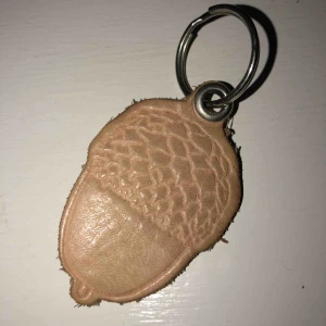  - Nyckelring i form av ett ekollon, i 100% läder. Från Norrmalms kartongfabrik 🌰🖤