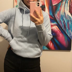 Ljusblå hoodie - En ljusblå hoodie från pull and bear i storlek M, super skön plus super snygg!!! 💓