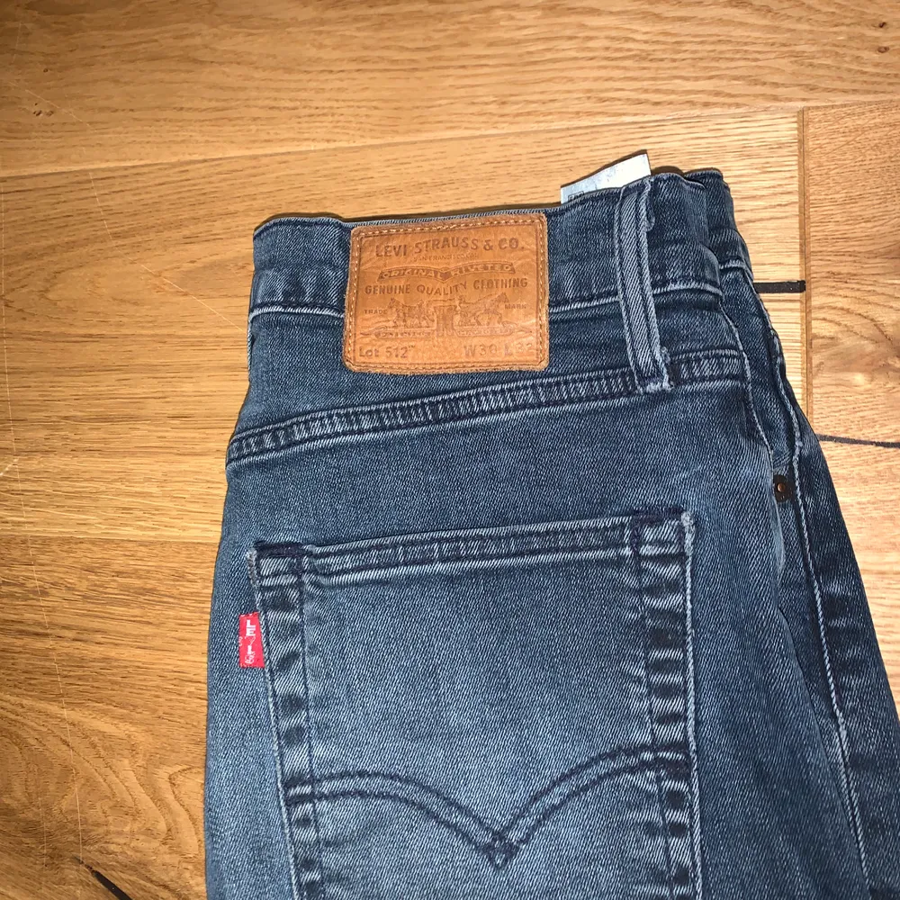 Ett par svarta slim fit levis jeans för endast 130kr storlek 30/32.. Jeans & Byxor.