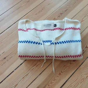 Pippi tröja - Stickad Pippi tröja från HOLEBROOKE. Jättefin, har tyvärr två fläckar, inte jättesynliga. Har inte testat att försöka få bort fläckarna ordentligt, så det kanske skulle gå? Men kan inte garantera något. 