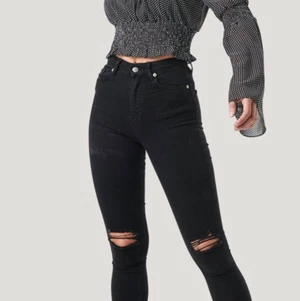 svarta jeans med hål🤍🤍 - använda 1 gång,  säljer pga att dom är försmå för mig(dom är bra i längden),skriv privat för mer bilder på dom, frakt ingår inte,jeansen är nog ganska små i storlek🤍🤍 (kan sänka pris)