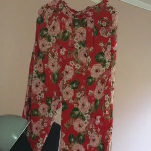 Ett par byxor  - Blommiga byxor 