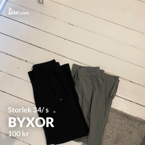 Byxor - Två stycken superfina byxor!  1. Svarta kostymbyxor ifrån NAKD, helt oanvända, storlek 34🖤 2. Helt nya- Gröna byxor ifrån Gina Tricot, storlek xs💚nypris: 249kr   Bara att skriva om ni vill ha flera bilder, så fixar jag💞  110/ styck 200 kr/ för båda 🤍 Köparen betalar frakt!! 