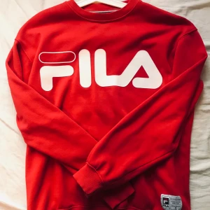 Fila tröja  - Köpte begagnad och använt kanske 1-2 gånger. St. S. Köparen står för frakten 