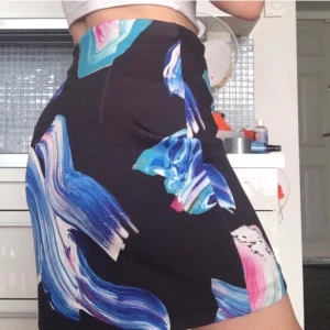 ✨Mini-skirt i storlek S✨ - Mini-skirt i svart med lila/blå/vita detaljer i storlek small. 150kr + frakt✨✨