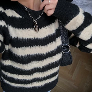 Stickad tröja 🦋🐛🙈 - Jättefin stickad tröja från Mango!! Kommer tyvärr aldrig till användning längre :/