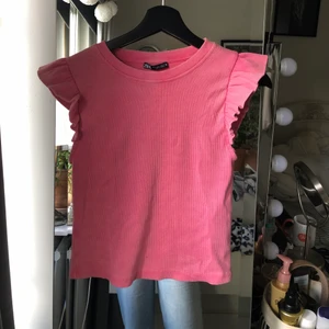 Rosa tröja från zara - Köpte denna tröjan från zara ihop med en lika dan i gul! Använt min gula jätte mkt men aldrig blivit av att jag använt denna, sista bilden ser man lite hur tröjan siter fast då den gula färgen ist! Tröjan är helt slut såld över allt. Köpt för 159!