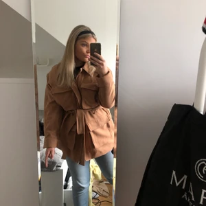 Höst-kappa i en fin beige färg - Säljer denna jackan från Gina tricot. Snygg oversized höst-kappa i en fin beige färg. 🍁🍁 köpte för 700 kronor i somras, prislappen finns kvar (se bild 3). Frakt tillkommer. Ge gärna egna prisförslag.