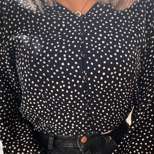 Prickig blus - Super fin prickig blus från Chiquelle! Jätte fint skick🤍