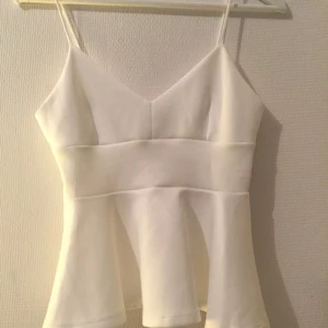  - Vit Peplumtopp, supersnygg till fest!