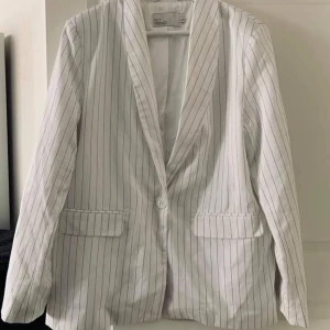 Oanvänd kavaj från Nelly - Oanvänd kavaj i storlek 44. Nypris 499kr, säljes för 200kr 🤩