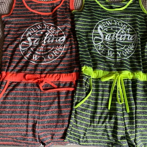 Jumpsuits  - Två stycken byxdressar eller jumpsuits som är i superfint skick båda två. De är i neongul & neonorange/neonrosa och det står strl L/XL i båda men de är som S/M. Superskönt material och man kan ha de på våren/sommaren eller när det är kallare om man har tights under och kanske en mysig kofta på. Säljer en för 50 kr eller båda för 85 kr. Frakt tillkommer! 🦋💞✨