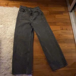 Svarta trendiga monki jeans - Säljer dessa supersnygga monki jeans i storlek 24, endast använda en gång. Säljer pga att jag aldrig använder dom. Köpte för 400 och med tanke på att dom är i nyskicks så säljer jag för 300. Pris kan diskuteras.