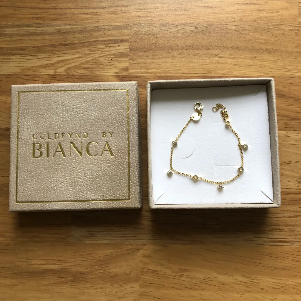 Guldpläterat silverarmband från Bianca Ingrosso by Guldfynd, använt 1 gång. Orginalask finns.. Accessoarer.