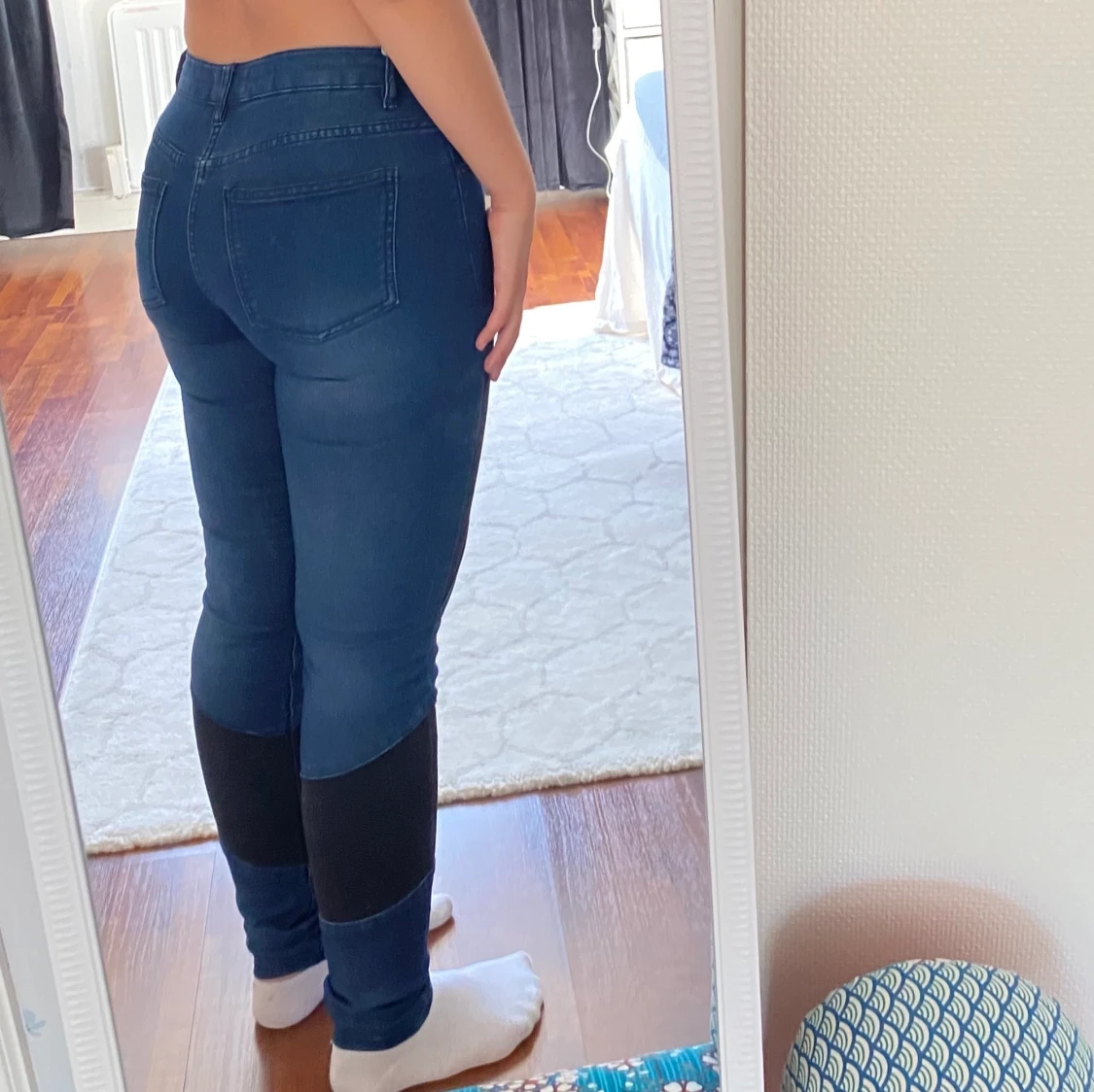 Tajta mörkblå jeans från cubus med coola detaljer  - 90