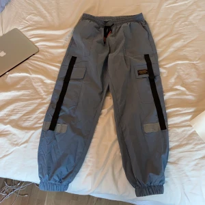 Space Pants - Blåa street pants köpta för 700kr