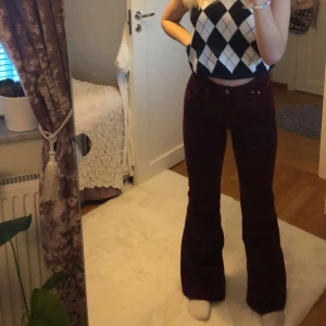 Manchester jeans - Säljer dessa as coola manchester jeans från levis i mörk rött. Dom kostade 1300kr. Använts sparsamt❤️