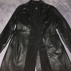 alternativ skinnkappa - Så fet vintage skinnkappa från tidigt 2000-tal!🤟🏼 Köpt här på Plick för 640:- men var tyvärr för liten. Den är i storleken xs och i fint skick. Passar toppen som höstjacka för en trendig och alternativ look. Frakten tillkommer🕷😊