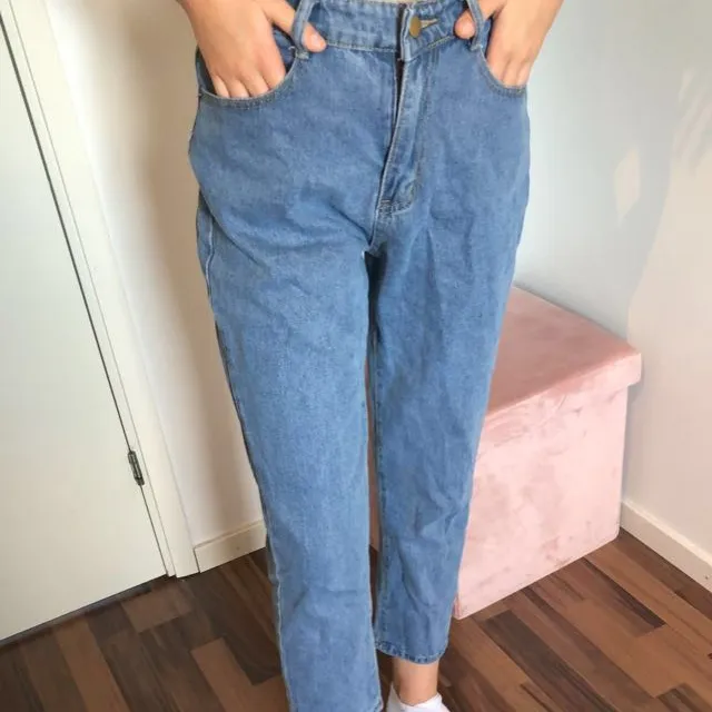 Ett par blåa jeans som aldrig är använda för dom är för små. Passar S och M (Inte jag på bilden). Jeans & Byxor.