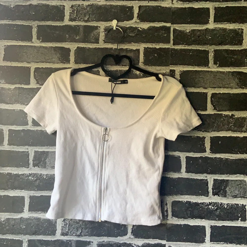 Säljer åt min syster: fin vit t-shirt med silvrig kedja men ring på. Fråga för fler bilder:). T-shirts.