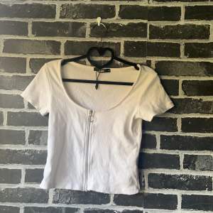 Säljer åt min syster: fin vit t-shirt med silvrig kedja men ring på. Fråga för fler bilder:)