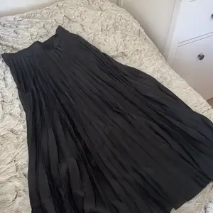 Svart plisserad kjol från Zara