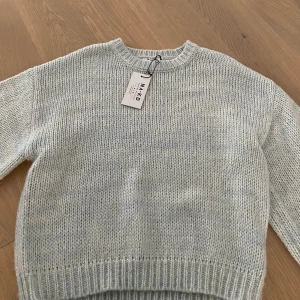 Stickad tröja  - Mysig och varm  stickad tröja som inte kliar eller är irriterande mot huden, storlek S. Nypris 399kr säljes för 249kr 