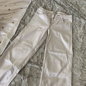 Zara Jeans - Vita jeans från zara med slitningar nedtill.