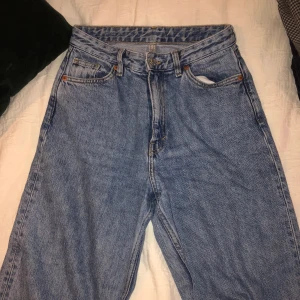 Straight leg jeans  - Raka jeans från Monki w26! Ljusblåa 