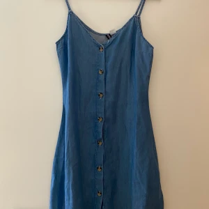 Denim klänning strl 36 - Aldrig andvänt! Är ganska kort och sitter ganska tajt! 