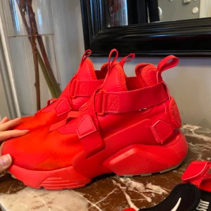 NIKE SKO - Nike huarache high, väldigt sällsynta. Köpta i USA för några år sen men sparsamt använda. Frakt är inkluderat i priset☺️