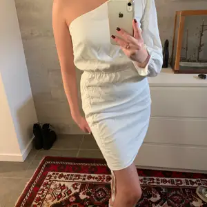 Jättefin vit one shoulder klänning! 🤍 Frakt kostnad tillkommer