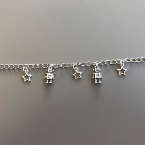 kedjehalsband med berlocker - super fint kedjehalsband med robotar och stjärnor!!! frakt tillkommer på 11kr🌈