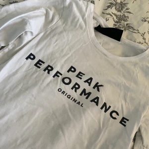 Peak performance  - Peak performance långärmad tröja. Buda som gäller i kommentarerna. Då det är många som vill köpa!