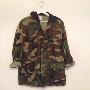  - Oversize militärjacka från ✨Beyond Retro✨med mjukis-huva. 