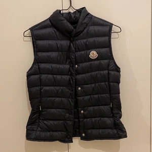 Moncler väst - Moncler väst i storlek 152, men passar som en xs! Marinblå supersnygg