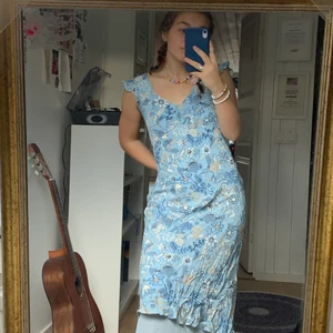 Klänning - Jättefin blå klänning med mönster och silkeskjol🦋 den här klänningen är verkligen såså fin och perfekt att ha under en stickad tröja! Modellen är rätt lång på mig (är 157cm) men om man är längre så blir den verkligen jättefin också!  
