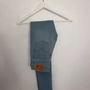 Ljusblåa Levis jeans i 710 super Skinny strl 25💙 köpta i USA och knappt använda då jag inte gillade hur modellen satt på mig :/ säljs för 300kr+frakt pris kan diskuteras! 