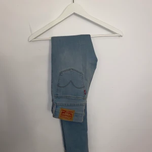 Levis jeans - Ljusblåa Levis jeans i 710 super Skinny strl 25💙 köpta i USA och knappt använda då jag inte gillade hur modellen satt på mig :/ säljs för 300kr+frakt pris kan diskuteras! 
