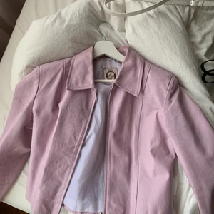 rosa skinnjacka  -  rosa vintage skinnjacka, fett cool men kommer inte till användning längre 🤍💕