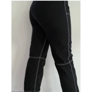 Raka Jeans  - Passform är som mom jeans/raka jeans, dom slutat litet över ankel på mig 170. Skick 8/10 använda några ggr drf så lågt pris. Kan skickas, du står för frakten. Kan också mötas upp runt Växjö/Alvesta. Minns inte märke men tror weekday/berska. Passar 38,40. 