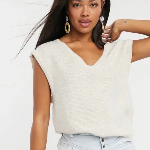 Stickad väst - Söt ljus beige stickad väst, helt ny aldrig använd men är inte riktigt min stil:( Lite oversized så skulle förmodligen passa S-L