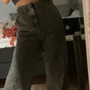 Justerbara Asos jeans - Säljer nu dessa justerbara grå svarta vida jeans från Asos. Köpta för 450. Är 156cm lång. Liten frakt kan tillkomma. Jeansen har lite som ett bälte där man kan ändra storleken på midjan vilket är väldigt bekvämt och skönt. 