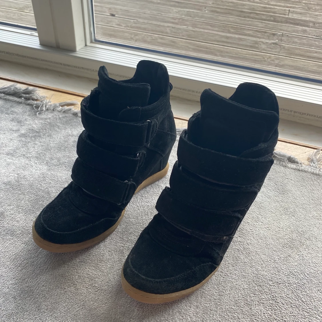 Höga svarta skor  - 90