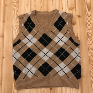 Rutig vest strl S - Snygg vest som aldrig använts. strl S men skulle även funka på XS beroende på hur man vill att den ska sitta. 